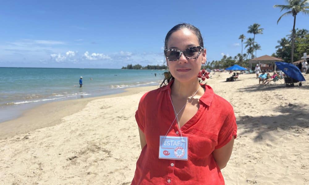 Fotografía de archivo de la directora ejecutiva de la Unión Americana de Libertades Civiles (ACLU, en inglés), Annette Martínez, posa en la playa balneario de Carolina (Puerto Rico). EFE/ Esther Alaejos