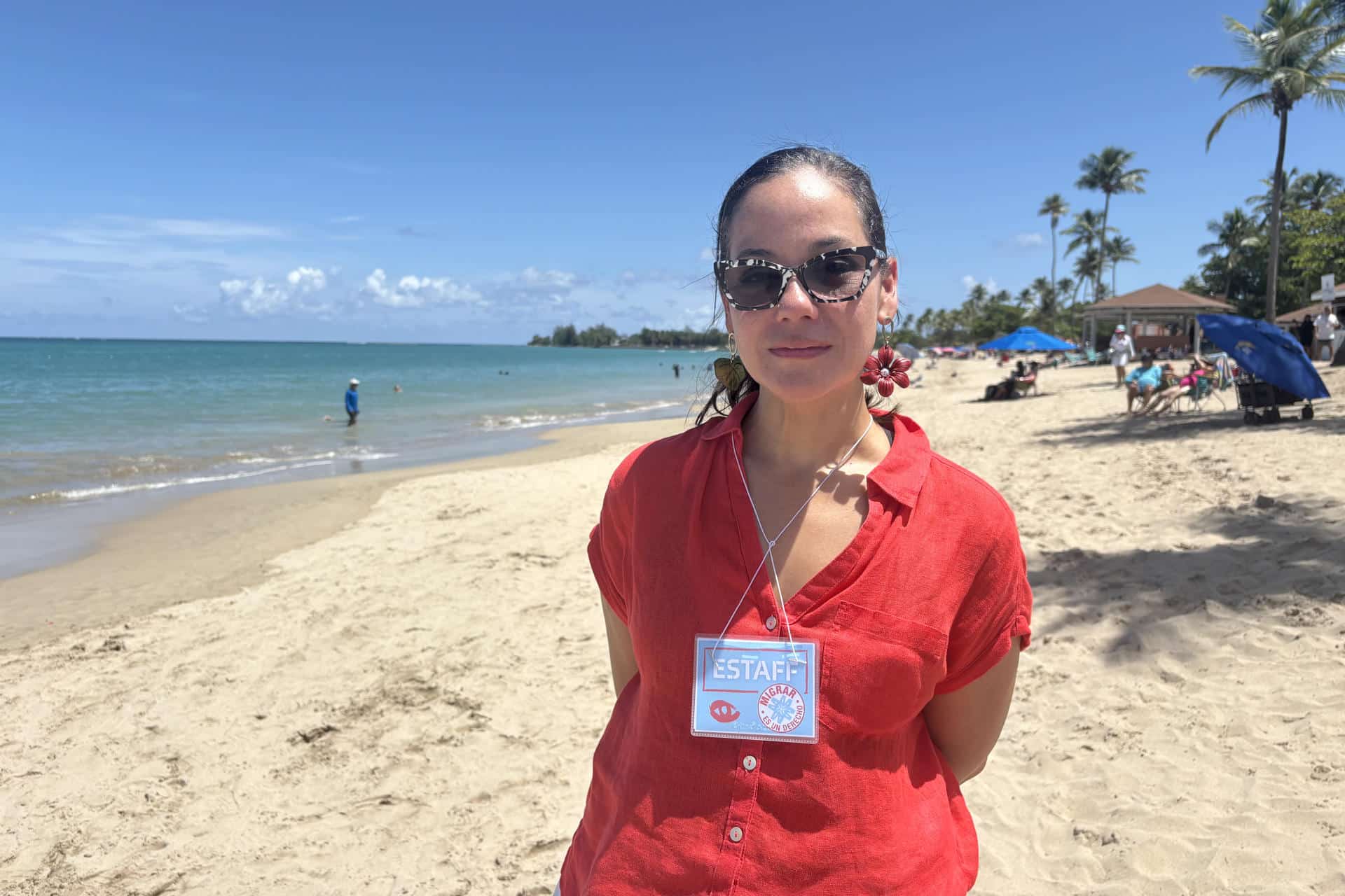 Fotografía de archivo de la directora ejecutiva de la Unión Americana de Libertades Civiles (ACLU, en inglés), Annette Martínez, posa en la playa balneario de Carolina (Puerto Rico). EFE/ Esther Alaejos