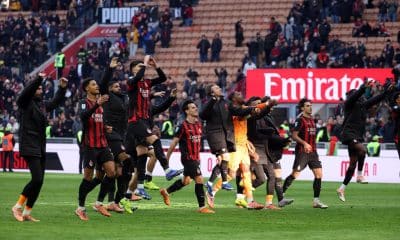 Los jugadores del AC Milan celebran con sus seguidores la victoria sobre el Hellas Verona en  el estadio Giuseppe Meazza. EFE/EPA/MATTEO BAZZI