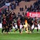 Los jugadores del AC Milan celebran con sus seguidores la victoria sobre el Hellas Verona en  el estadio Giuseppe Meazza. EFE/EPA/MATTEO BAZZI