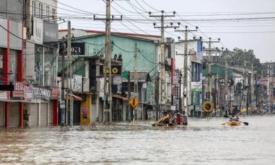 COLOMBO (Sri Lanka), 01/12/2025.- People wade through a flooded road after heavy rainfall in a suburb of Colombo, Sri Lanka, 01 December 2025. Many parts of the island have been inundated due to heavy rains. According to the Sri Lanka Disaster Management Center, more than 330 people have been killed, and 370 are missing around the country. EFE/EPA/CHAMILA KARUNARATHNE