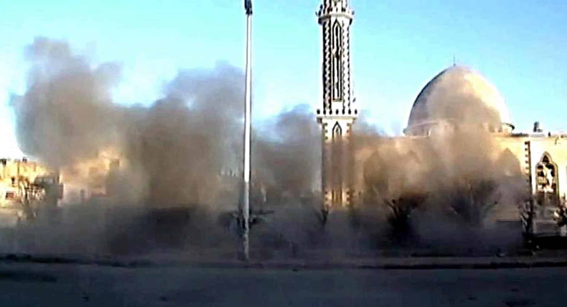 FOTO ARCHIVO. Una foto muestra como el humo envuelve una mezquita del barrio de Bab Amr, en Homs (Siria). .EFE/COMITÉS LOCALES DE COORDINACIÓN (LCC)/HANDOUT MEJOR CALIDAD DISPONIBLE/FOTOGRAFÍA OBTENIDA DE UNA FUENTE ALTERNATIVA POR LO QUE EPA NO GARANTIZA EL DÍA EXACTO NI LA FUENTE DE LA FOTO[BEST QUALITY AVAILABLE. EPA IS USING AN IMAGE FORM AN ALTERNATIVE SOURCE, THEREFORE EPA COULD NOT CONFIRM THE EXACT DATE AND SOURCE OF THE IMAGE]