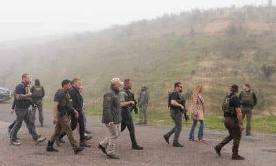 El encargado de la política fronteriza de la Casa Blanca, Tom Homan (c), y el comisionado de la Oficina de Aduanas y Protección Fronteriza (CBP), Rodney S. Scott (3-i), caminan este sábado, en San Diego (EE.UU.). EFE/ Manuel Ocaño