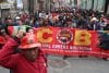 Integrantes de los sindicatos agrupados en la Central Obrera Boliviana (COB) participan en una manifestación contra el decreto del Gobierno que eliminó la subvención a los combustibles este martes, en La Paz (Bolivia). EFE/ Luis Gandarillas

