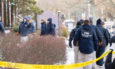 Agentes del FBI investigan cerca del edificio Barus y Holley en la Universidad Brown en Providence, Rhode Island. EFE/MEL MUSTO