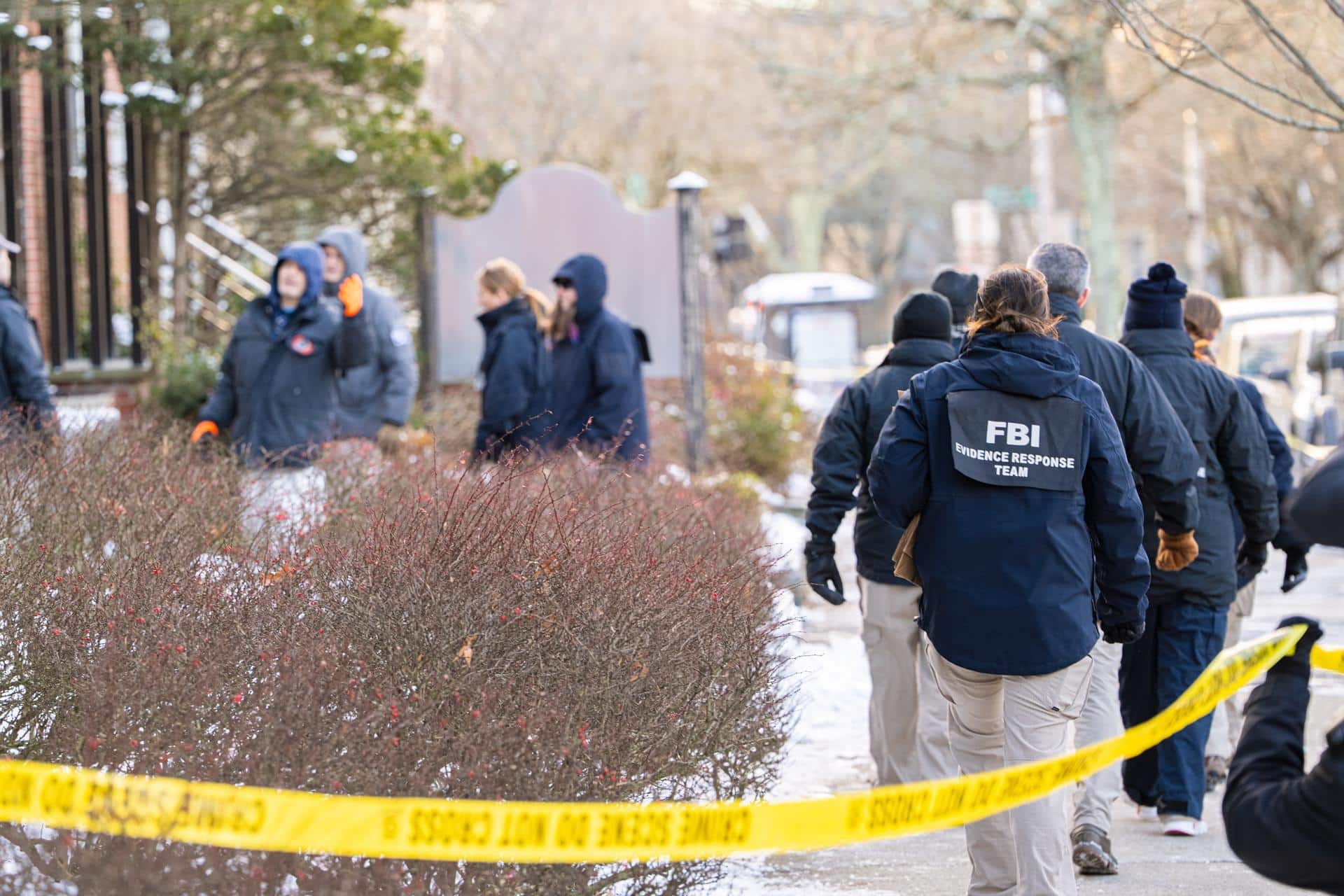 Agentes del FBI investigan cerca del edificio Barus y Holley en la Universidad Brown en Providence, Rhode Island. EFE/MEL MUSTO