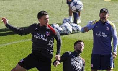 Fotgrafía de archivo de Clement Lenglet (i) durante un entrenamiento del Atlético de Madrid. EFE/Sergio Pérez