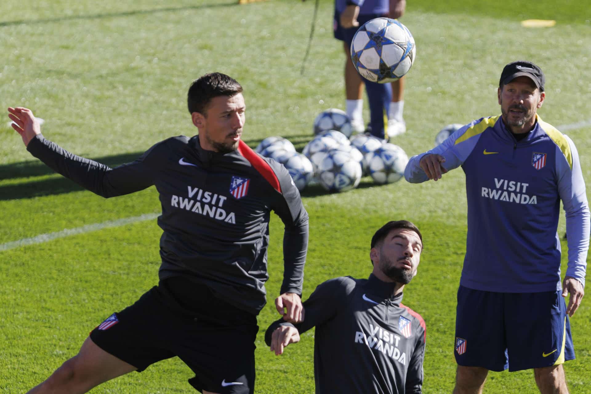 Fotgrafía de archivo de Clement Lenglet (i) durante un entrenamiento del Atlético de Madrid. EFE/Sergio Pérez