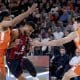 El jugador del Baskonia Timothe Luwawu-Cabarrot (c) juega un balón ante Kameron Taylor (i), del Valencia Basket, durante el partido de baloncesto correspondiente a la jornada 18 de la Euroliga entre el Baskonia y el Valencia Basket en el Roig Arena de Valencia. EFE/ Miguel Ángel Polo