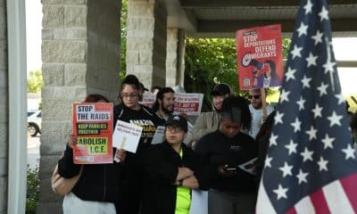 Fotografía de archivo, tomada el pasado 9 de octubre, en la que se captó a un grupo de defensores comunitarios del estado de Illinois (EE.UU.), al protestar contra la Operación estatal Midway Blitz para detener a supuestos "criminales indocumentados". EFE/Guillermo Azábal