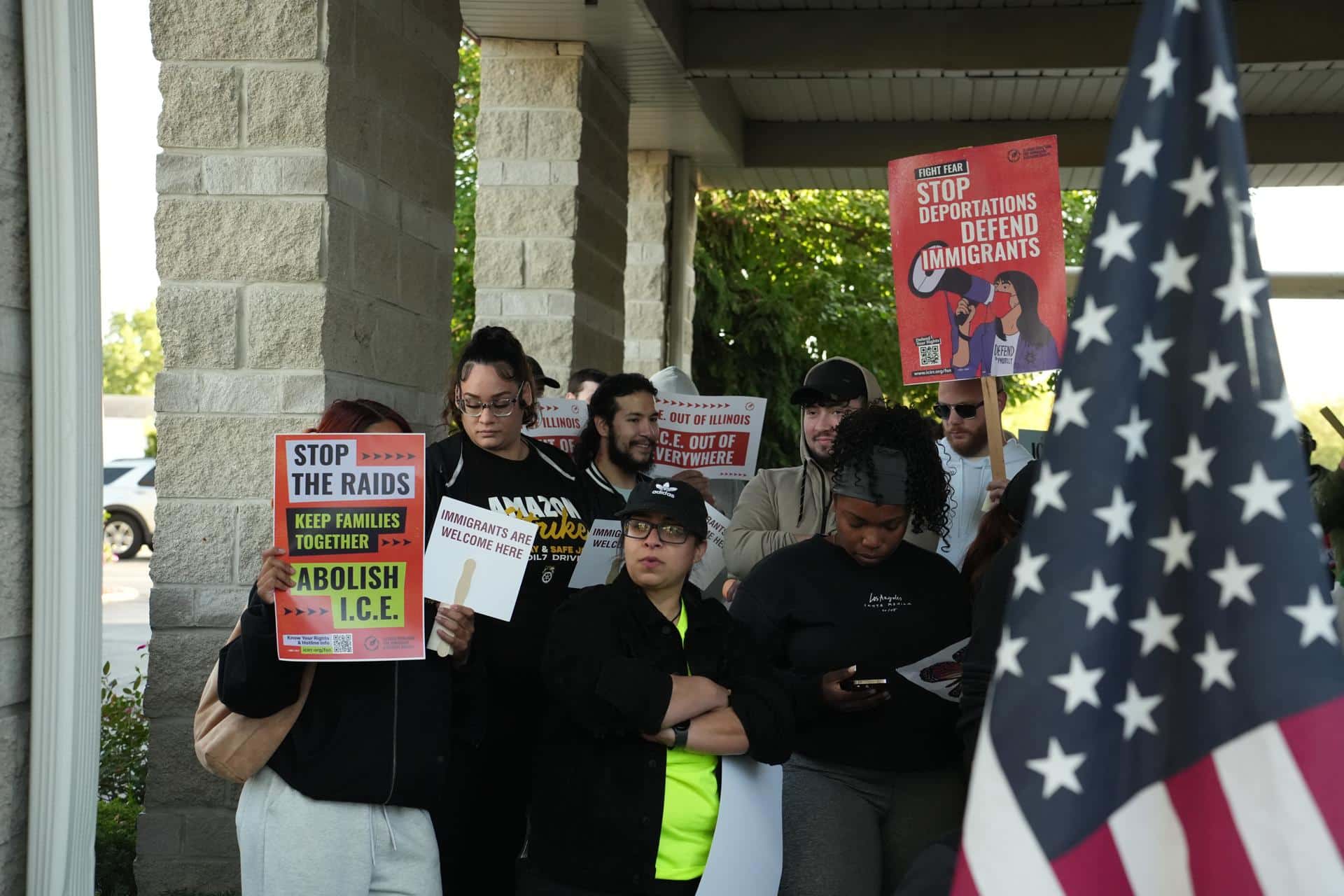 Fotografía de archivo, tomada el pasado 9 de octubre, en la que se captó a un grupo de defensores comunitarios del estado de Illinois (EE.UU.), al protestar contra la Operación estatal Midway Blitz para detener a supuestos "criminales indocumentados". EFE/Guillermo Azábal