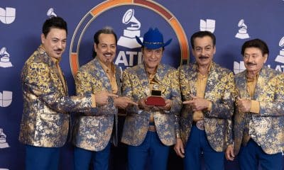 (De izq. a dcha.) Luis Hernández, Hernán Hernández, Jorge Hernández, Eduardo Hernández y Oscar Lara, de Los Tigres Del Norte, posan en la sala de prensa con sus premios al Mejor Álbum Norteño y Mejor Canción Regional por 'La Lotería', durante la 26ª edición anual de la entrega de los Premios Latin Grammy celebrada, en el MGM Grand Garden Arena en Las Vegas, Nevada (EE.UU.).Imagen de archivo. EFE/Armando Arorizo