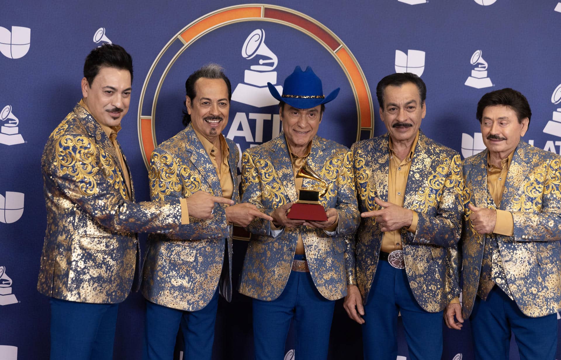 (De izq. a dcha.) Luis Hernández, Hernán Hernández, Jorge Hernández, Eduardo Hernández y Oscar Lara, de Los Tigres Del Norte, posan en la sala de prensa con sus premios al Mejor Álbum Norteño y Mejor Canción Regional por 'La Lotería', durante la 26ª edición anual de la entrega de los Premios Latin Grammy celebrada, en el MGM Grand Garden Arena en Las Vegas, Nevada (EE.UU.).Imagen de archivo. EFE/Armando Arorizo