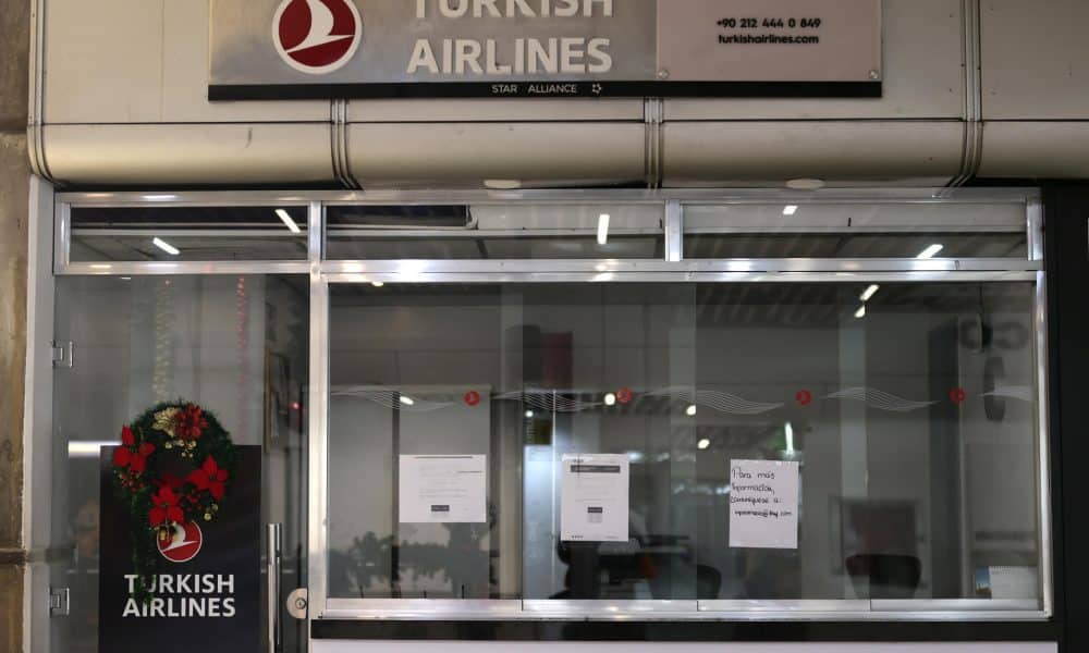 Fotografía donde se observa el punto de atención de la aerolínea Turkish Airlines cerrado en el Aeropuerto Internacional Simón Bolívar, en Maiquetia (Venezuela). EFE/ Ronald Pena R