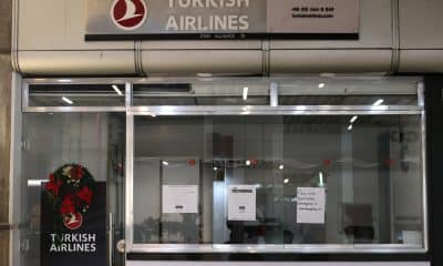 Fotografía donde se observa el punto de atención de la aerolínea Turkish Airlines cerrado en el Aeropuerto Internacional Simón Bolívar, en Maiquetia (Venezuela). EFE/ Ronald Pena R