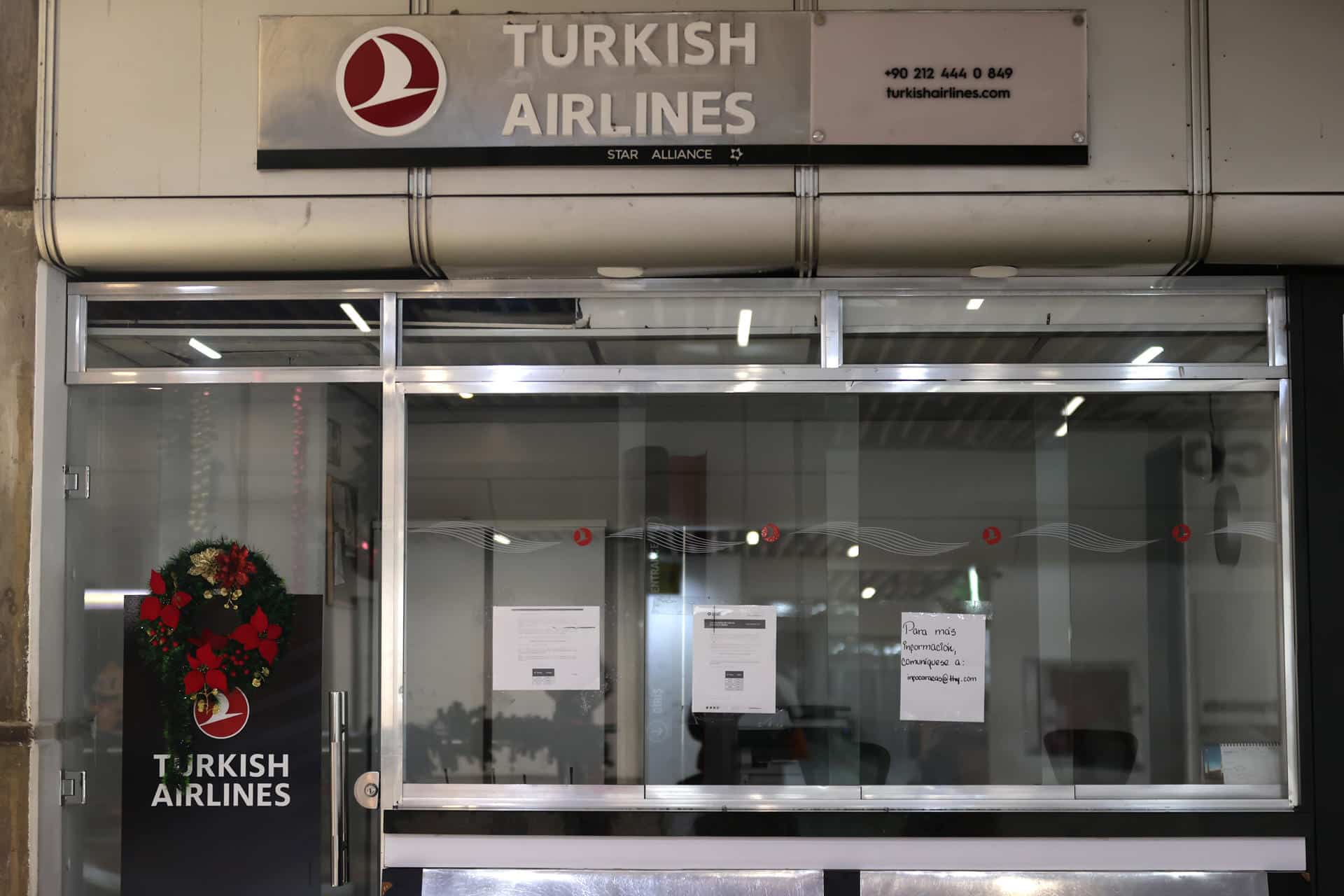 Fotografía donde se observa el punto de atención de la aerolínea Turkish Airlines cerrado en el Aeropuerto Internacional Simón Bolívar, en Maiquetia (Venezuela). EFE/ Ronald Pena R
