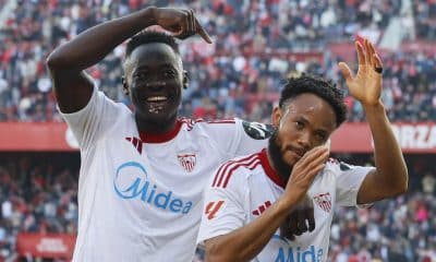 El delantero del Sevilla Chidera Ejuke (d) celebra el gol marcado ante el Oviedo, cuarto para el conjunto sevillista, durante el partido de LaLiga disputado este domingo en el estadio Sánchez Pizjuán de Sevilla. EFE/José Manuel Vidal