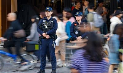 Oficiales de policía en la zona comercial d Taipei, donde el pasado viernes un hombre perpetró un ataque en el que murieron tres personas e hirió a otras once. 
EFE/EPA/RITCHIE B. TONGO