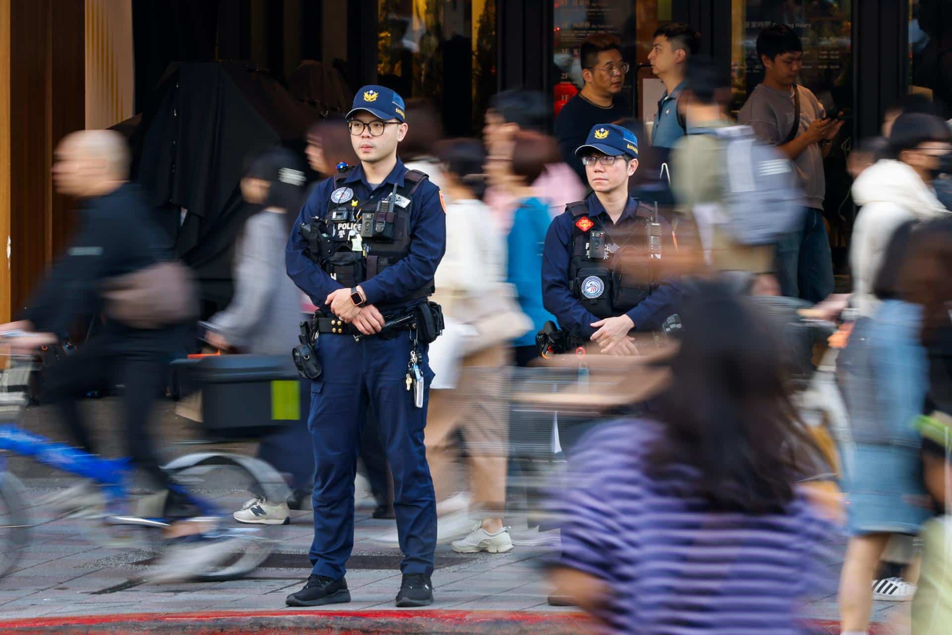 Oficiales de policía en la zona comercial d Taipei, donde el pasado viernes un hombre perpetró un ataque en el que murieron tres personas e hirió a otras once. 
EFE/EPA/RITCHIE B. TONGO