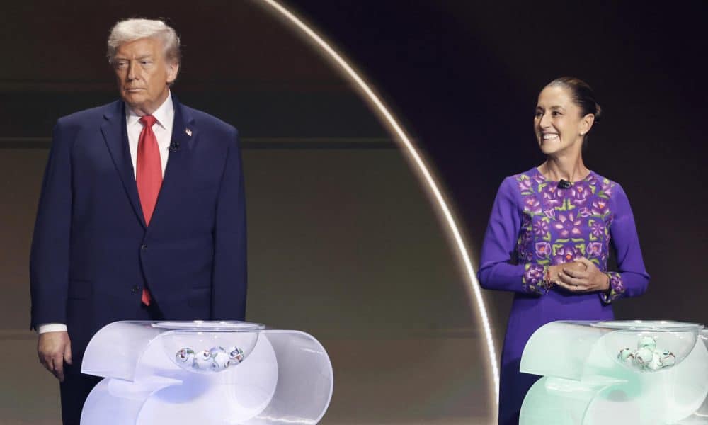 El presidente de Estados Unidos, Donald Trump (i), y la presidenta de México, Claudia Sheinbaum, asisten al sorteo del Mundial de Fútbol FIFA 2026 este 5 de diciembre de 2025, en el Kennedy Center de Washington (Estados Unidos). EFE/ Octavio Guzmán