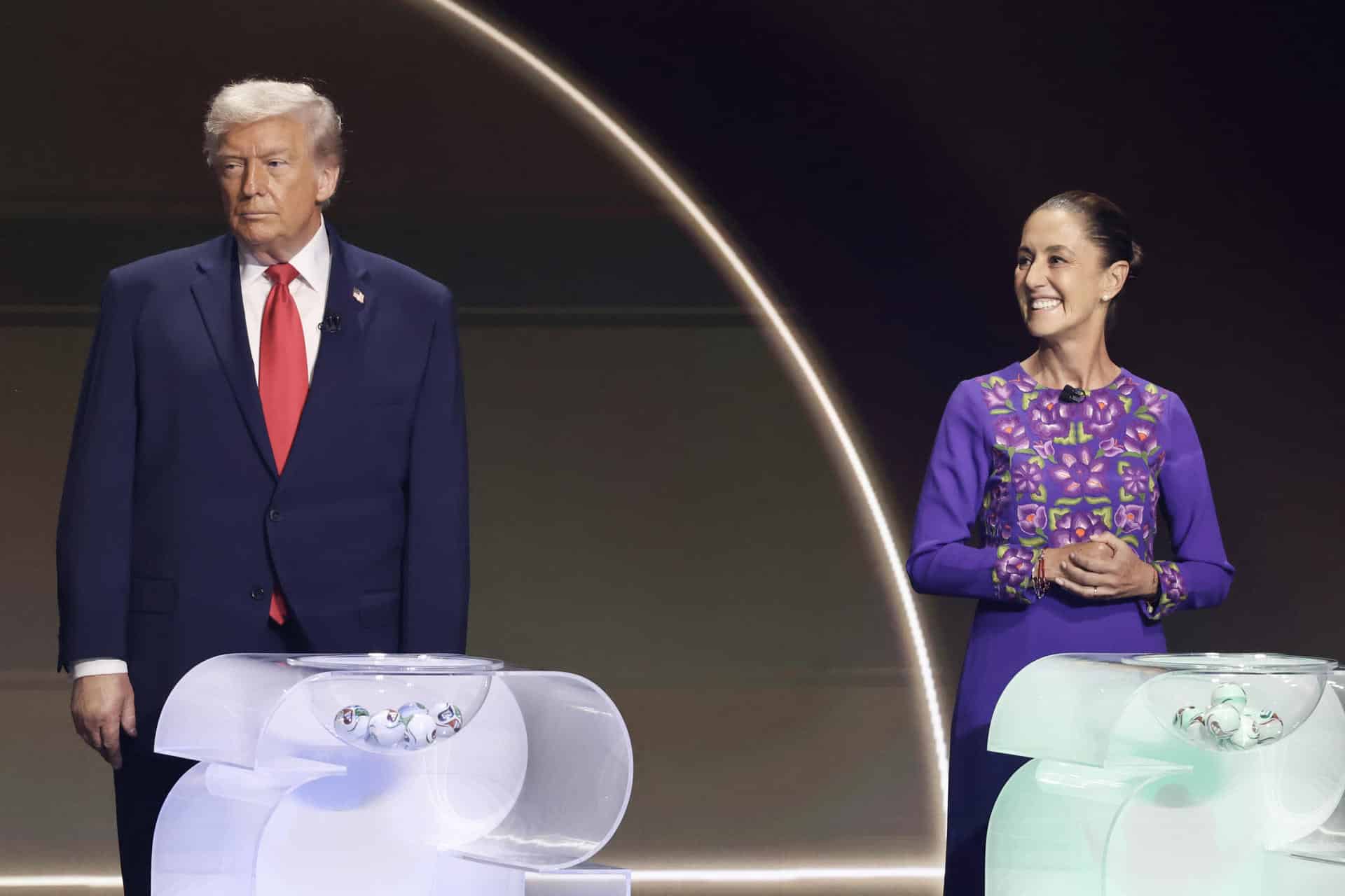 El presidente de Estados Unidos, Donald Trump (i), y la presidenta de México, Claudia Sheinbaum, asisten al sorteo del Mundial de Fútbol FIFA 2026 este 5 de diciembre de 2025, en el Kennedy Center de Washington (Estados Unidos). EFE/ Octavio Guzmán