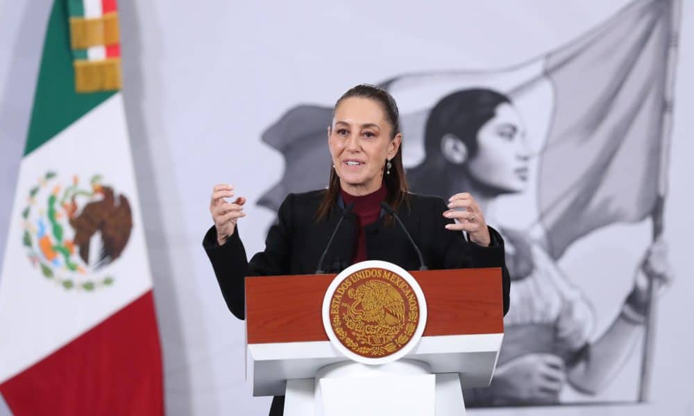 La presidenta de México, Claudia Sheinbaum, habla durante una rueda de prensa este viernes, en el Palacio Nacional de Ciudad de México (México). EFE/ Mario Guzmán