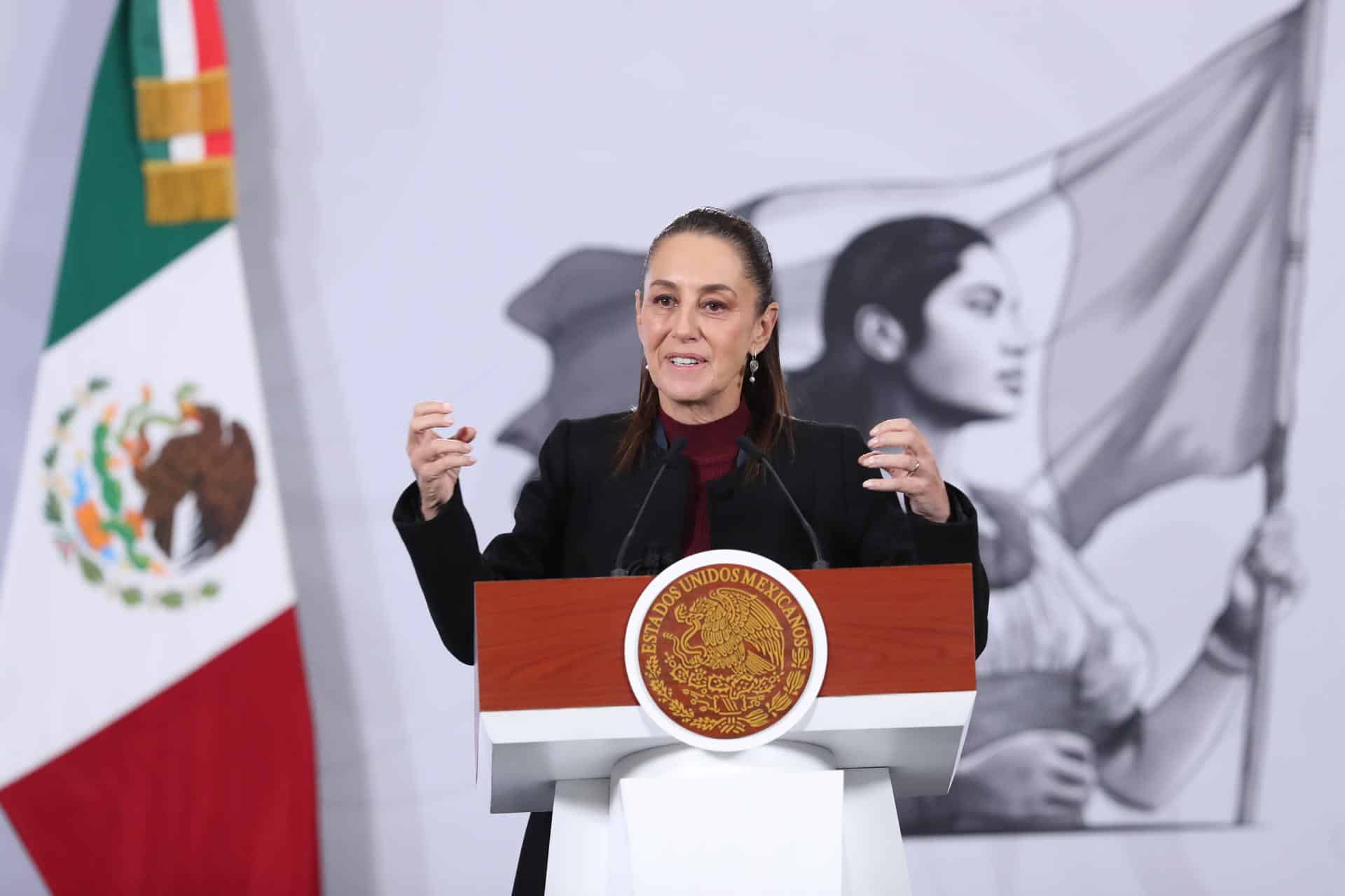 La presidenta de México, Claudia Sheinbaum, habla durante una rueda de prensa este viernes, en el Palacio Nacional de Ciudad de México (México). EFE/ Mario Guzmán