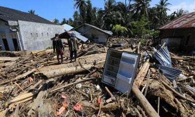 MEURUDU (Indonesia), 01/12/2025.- Residents walk among large piles of wood that were swept away by the floodwaters in a flood-affected village in the Meureudu area, Pidie Jaya Aceh, Indonesia, 01 December 2025. According to National Disaster Management Agency Floods and landslides triggered by Tropical Cyclone Senyar have killed at least 442 people across Aceh, North Sumatra, and West Sumatra provinces. This number is expected to rise, as approximately 402 people remain uncounted for. (Inundaciones) EFE/EPA/HOTLI SIMANJUNTAK