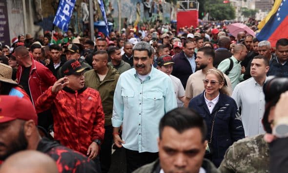 El presidente de Venezuela, Nicolás Maduro (c),  la primera dama de Venezuela, Cilia Flores (d), y el ministro de Relaciones Interiores, Justicia y Paz de Venezuela, Diosdado Cabello, participan en una manifestación convocada por el Partido Socialista Unido de Venezuela (PSUV) este miércoles, en Caracas (Venezuela).EFE/ Miguel Gutiérrez