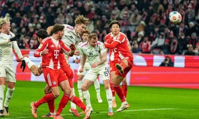 El juagdor del Mainz Kacper Potulski (C-I) lorga el 1-1 durante el partido de la Bundesliga que han jugado Bayern Munich y Mainz 05, en Múnich, Alemania. EFE/EPA/LEONHARD SIMON