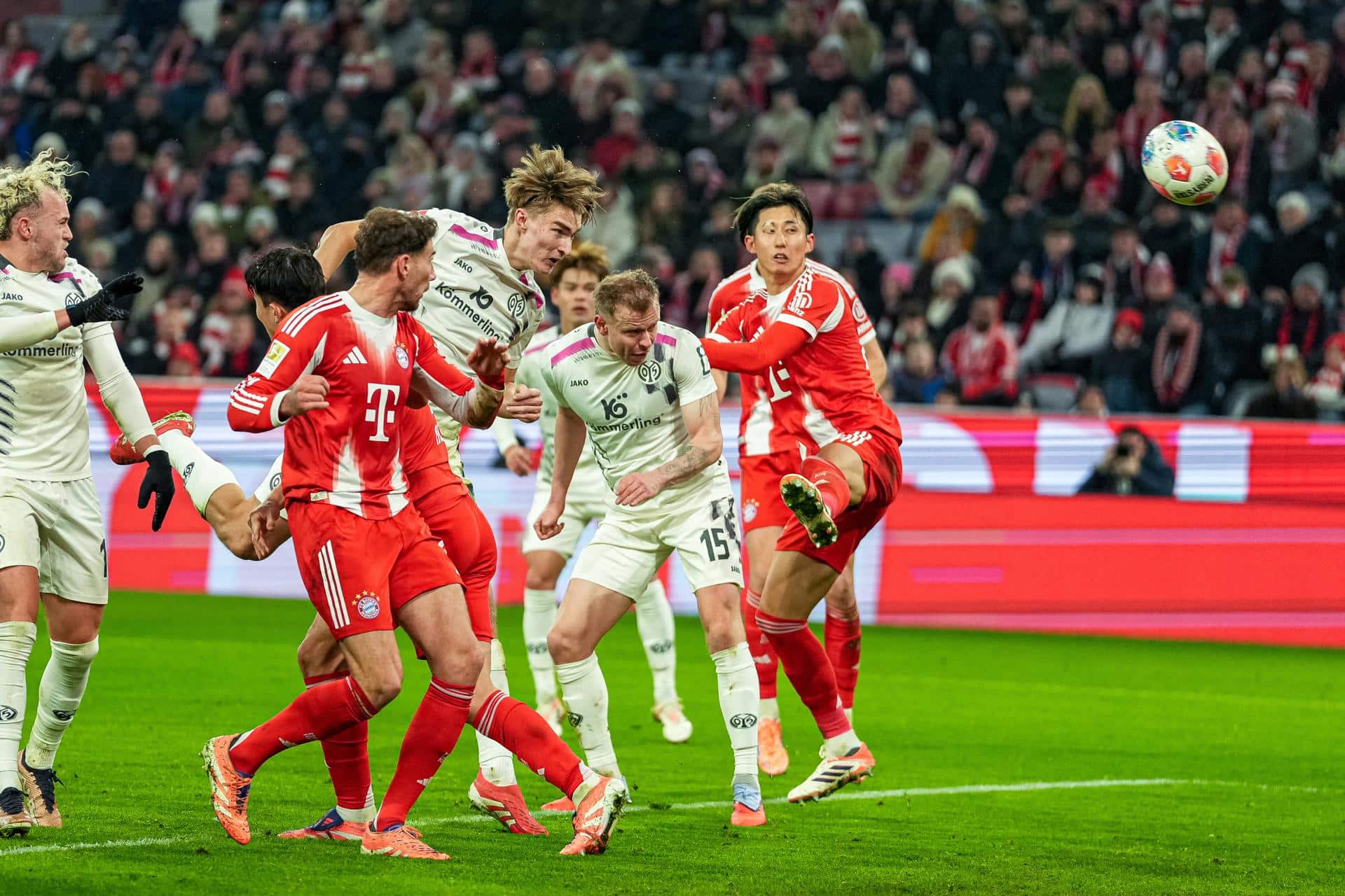 El juagdor del Mainz Kacper Potulski (C-I) lorga el 1-1 durante el partido de la Bundesliga que han jugado Bayern Munich y Mainz 05, en Múnich, Alemania. EFE/EPA/LEONHARD SIMON