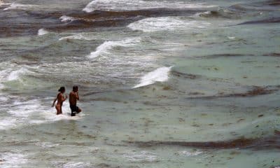 Turistas disfrutan de una playa en Playa del Carmen, en Tijuan, México. Imagen de archivo. EFE/Alonso Cupul