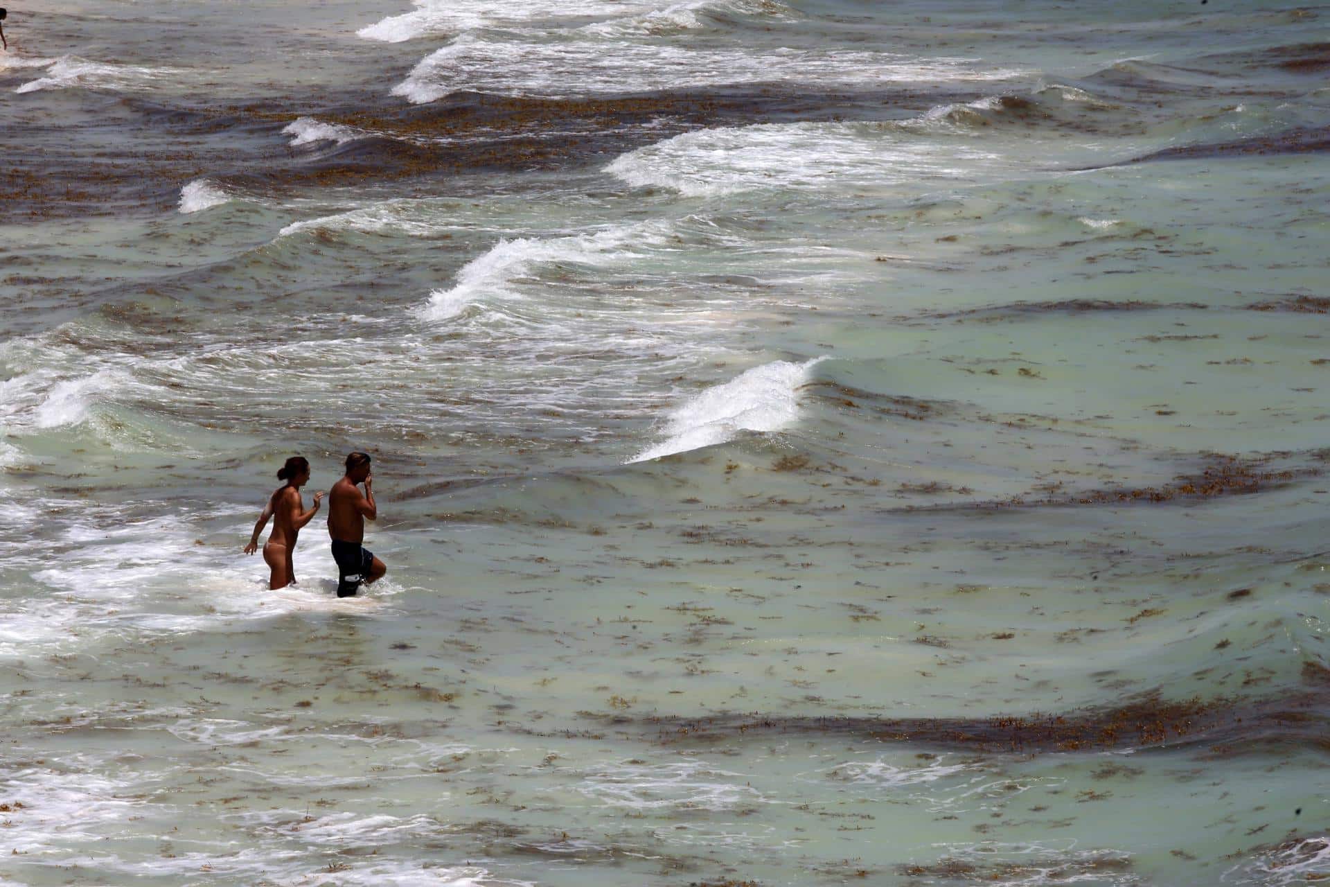 Turistas disfrutan de una playa en Playa del Carmen, en Tijuan, México. Imagen de archivo. EFE/Alonso Cupul