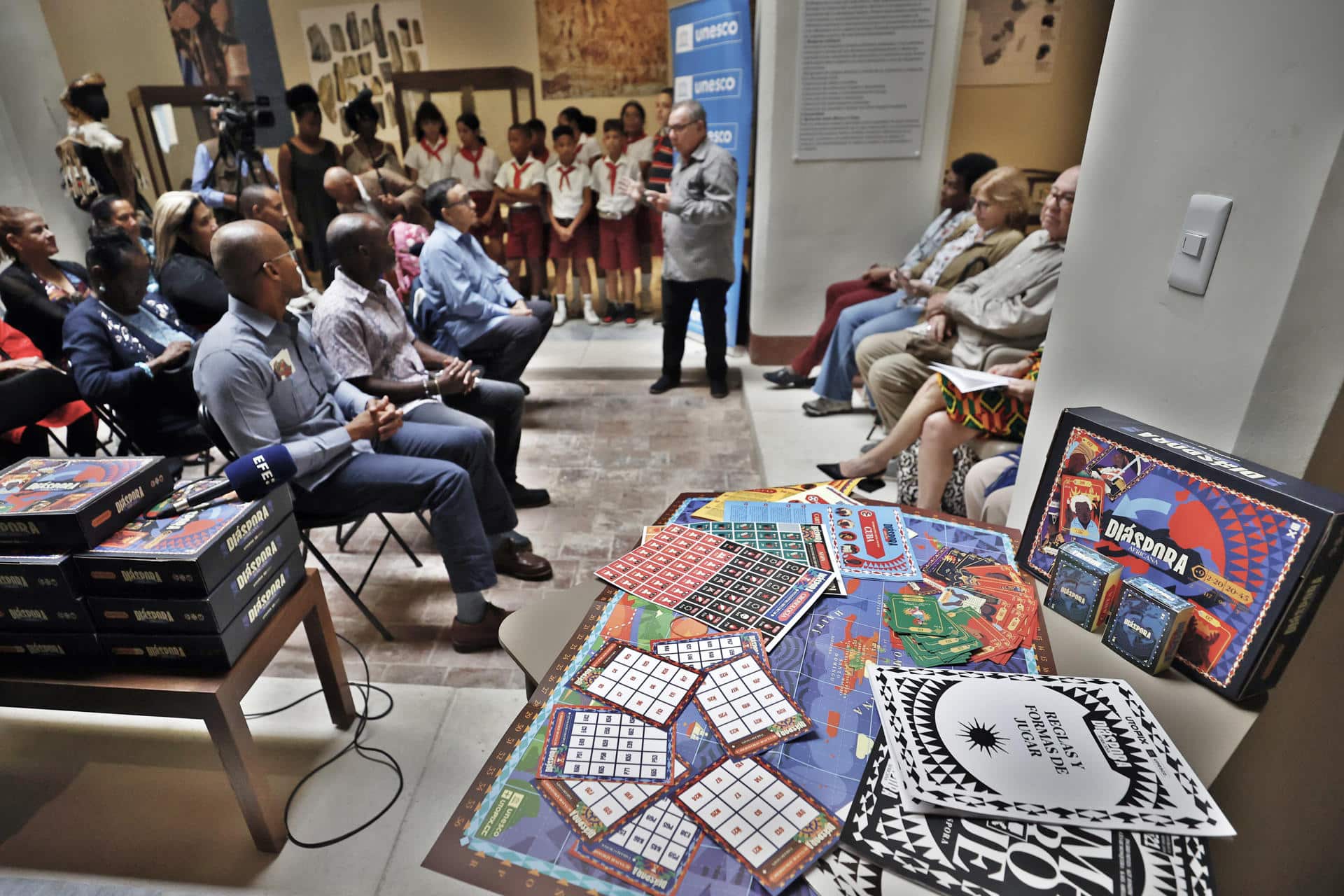 Personas asisten a la presentación del juego 'Diáspora Africana' en la Casa de África este martes, en La Habana (Cuba). EFE/ Ernesto Mastrascusa