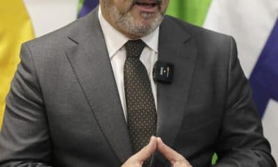 Fotografía del 18 de diciembre de 2025 del presidente del Banco de Desarrollo de América Latina (CAF), Sergio Díaz-Granados, hablando durante una entrevista con EFE en Bogotá (Colombia). EFE/ Carlos Ortega