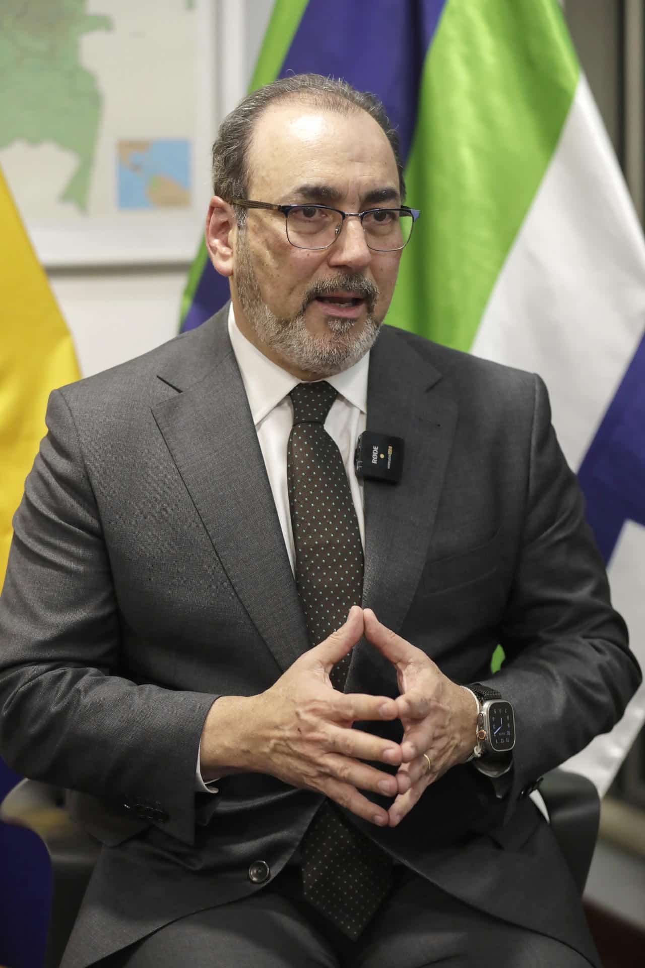 Fotografía del 18 de diciembre de 2025 del presidente del Banco de Desarrollo de América Latina (CAF), Sergio Díaz-Granados, hablando durante una entrevista con EFE en Bogotá (Colombia). EFE/ Carlos Ortega