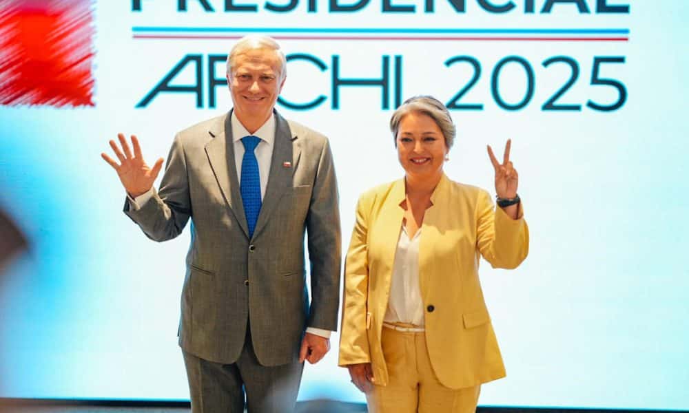 Fotografía cedida por el Comando Kast que muestra a los candidatos a la Presidencia de Chile, Jose Antonio Kast y Jeannette Jara, durante el debate ARCHI 2025, en Santiago (Chile). EFE/ Comando de Kast  /