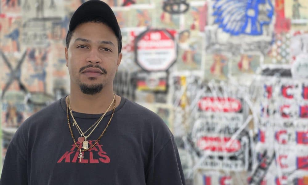 El artista Clarence James posa durante una exhibición este miércoles, en Miami (Estados Unidos). Amnistía Internacional (AI) organizó esta semana una exhibición en Miami con motivo de la Semana del Arte, en la que denunció la crueldad que viven los reclusos del centro de detención para migrantes 'Alligator Alcatraz', que aún sigue en funcionamiento pese a varios reveses. EFE/ Alberto Boal