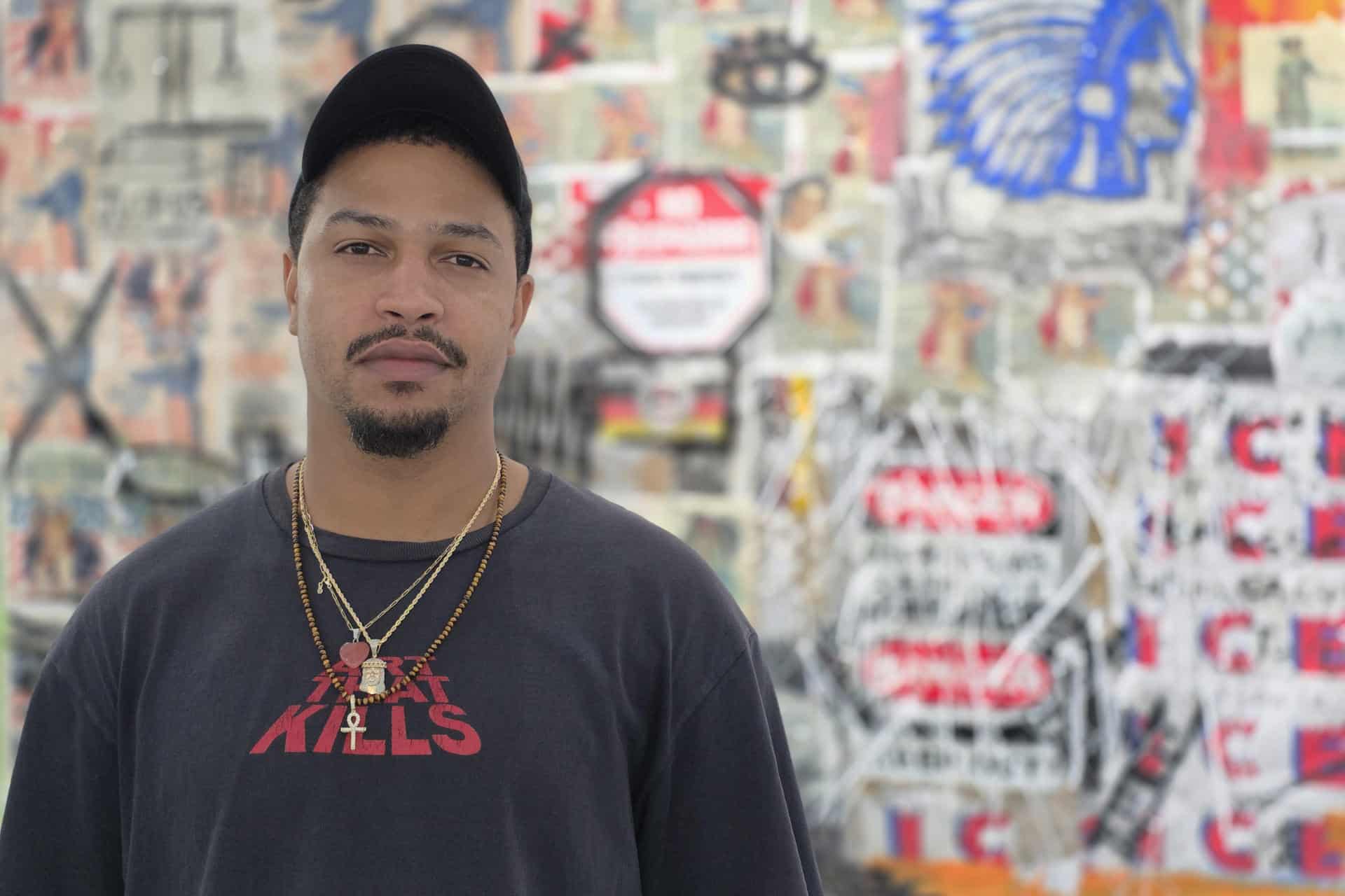 El artista Clarence James posa durante una exhibición este miércoles, en Miami (Estados Unidos). Amnistía Internacional (AI) organizó esta semana una exhibición en Miami con motivo de la Semana del Arte, en la que denunció la crueldad que viven los reclusos del centro de detención para migrantes 'Alligator Alcatraz', que aún sigue en funcionamiento pese a varios reveses. EFE/ Alberto Boal