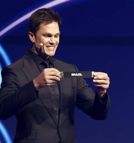 Tom Brady sostiene el boleto de Brasil durante el Sorteo Final de la Copa Mundial de la FIFA 2026. EFE/EPA/Will Oliver