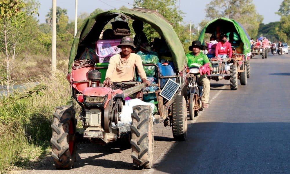 Un grupo de camboyanos evacuados de la zona de conflicto entre Tailandia y Camboya.
EFE/EPA/KITH SEREY