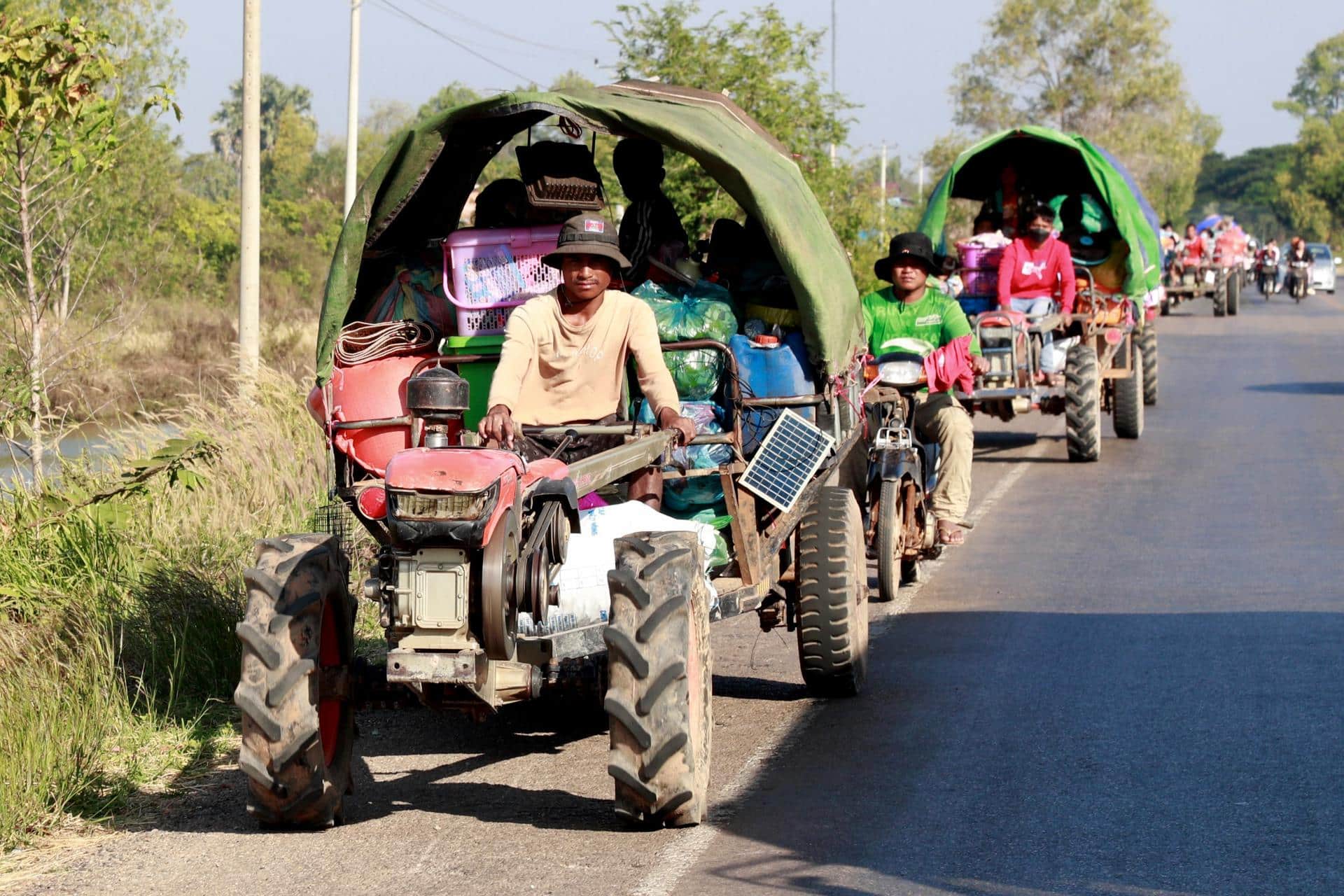Un grupo de camboyanos evacuados de la zona de conflicto entre Tailandia y Camboya.
EFE/EPA/KITH SEREY