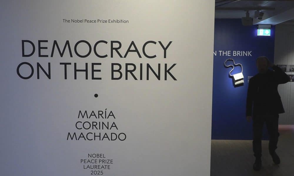 - Vista de una exposición en Oslo, Noruega, que documenta el activismo político de la opositora venezolana María Corina Machado y el éxodo de millones de sus compatriotas por la situación política del país, este martes. El Centro del Nobel de la Paz inaugura esta semana esta muestra, coincidiendo con la entrega del premio Nobel de la Paz a Machado. EFE/ Paloma Rocha