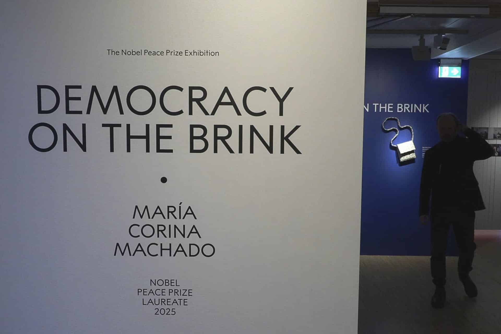 - Vista de una exposición en Oslo, Noruega, que documenta el activismo político de la opositora venezolana María Corina Machado y el éxodo de millones de sus compatriotas por la situación política del país, este martes. El Centro del Nobel de la Paz inaugura esta semana esta muestra, coincidiendo con la entrega del premio Nobel de la Paz a Machado. EFE/ Paloma Rocha