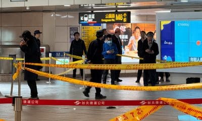 Investigadores taiwaneses buscan pruebas después de que varias granadas de humo fueron activadas dentro de la Estación Principal de Taipei en Taipei, Taiwán, 19 de diciembre de 2025. Varias personas resultaron heridas después de que un presunto sospechoso lanzó múltiples granadas de humo dentro de la Estación Principal de Taipei, dijeron las autoridades locales. No se han realizado arrestos hasta ahora, y la policía aún no ha liberado información sobre la identidad del perpetrador. EFE/EPA/RITCHIE B. TONGO