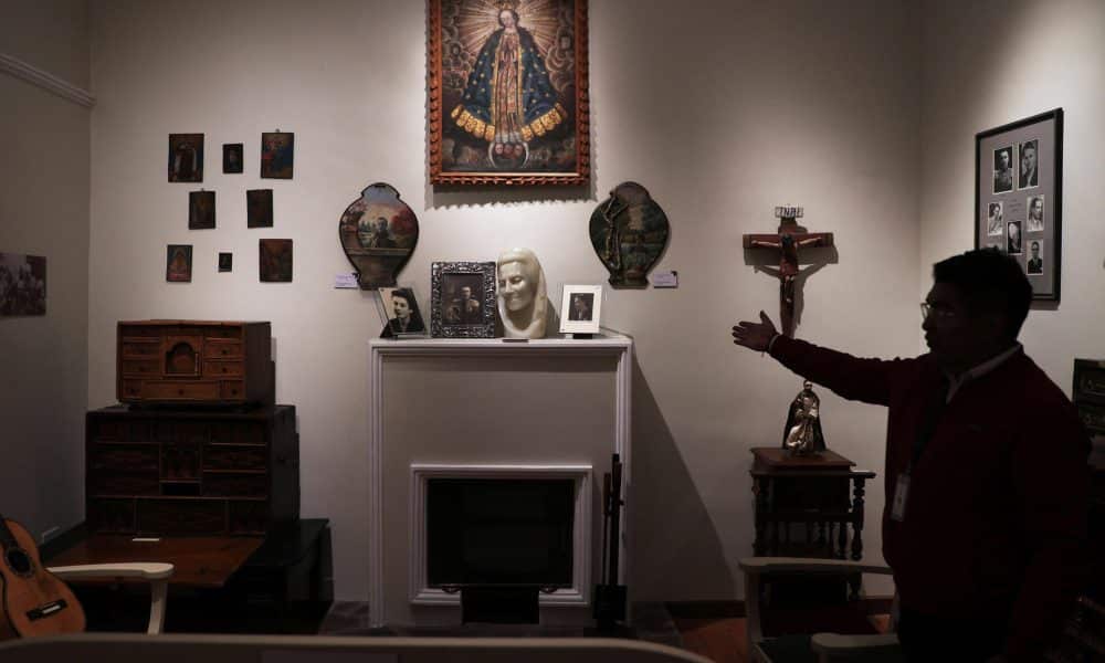 Una persona muestra algunos objetos en el museo Mariana Nuñez del Prado este lunes, en La Paz (Bolivia). EFE/ Luis Gandarillas