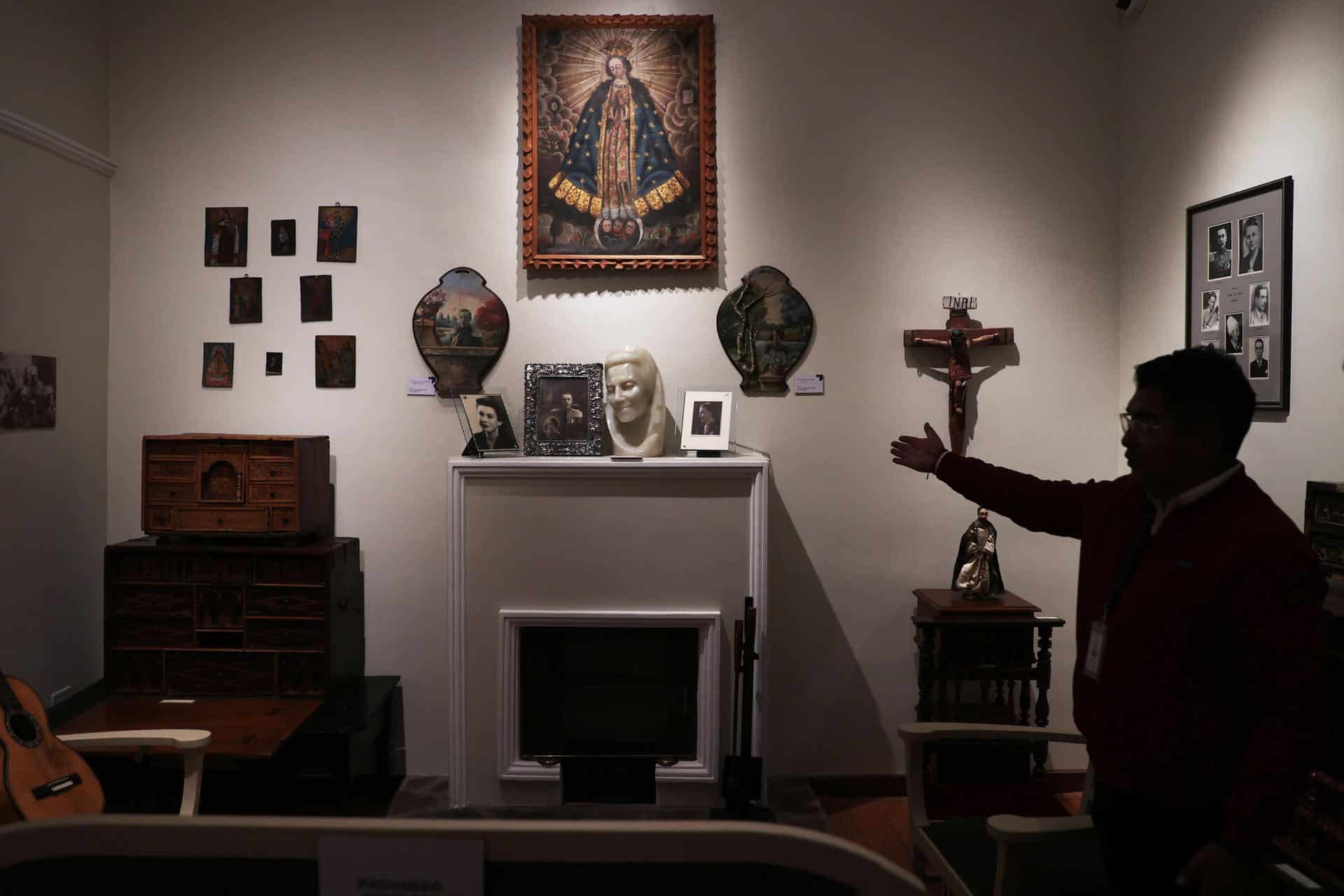 Una persona muestra algunos objetos en el museo Mariana Nuñez del Prado este lunes, en La Paz (Bolivia). EFE/ Luis Gandarillas