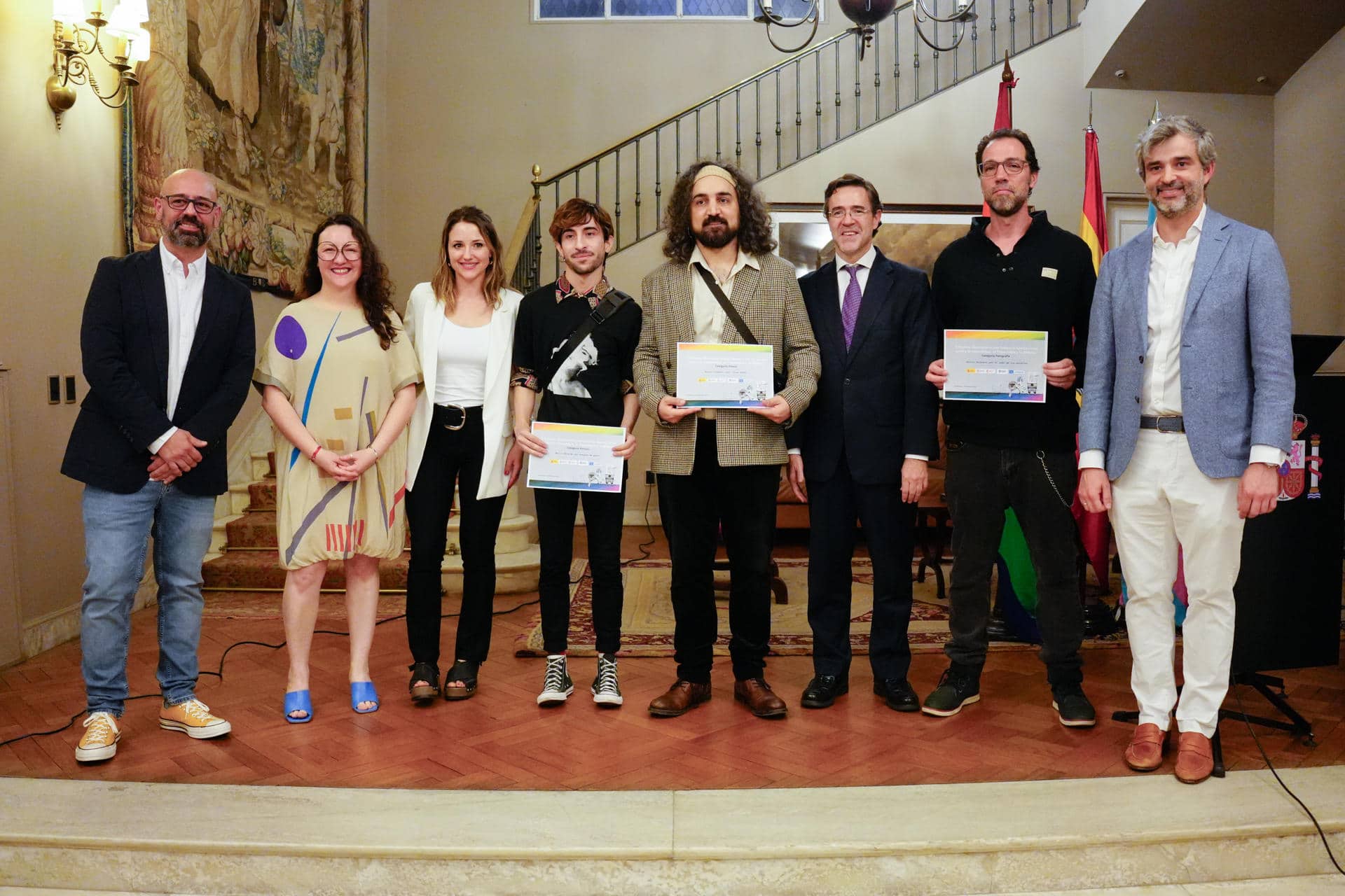 De izquierda a derecha: el coordinador de la Secretaría de Diversidad de la Intendencia de Montevideo (IM), Andrés Scagliola; la jefa de Ciencias Sociales y Humanas de Unesco Montevideo, Gisselle Burbano; la directora de Cultura de la IM, Débora Quiring; el artista Emiliano Morales; el poeta Bruno Contenti; el embajador de España en Uruguay, Javier Salido Ortiz; el representante del fotógrafo Arturo Talavera, Andrés Pardo, y el consejero cultural de la Embajada de España en Uruguay, Juan Manuel López, posando tras la ceremonia de entrega del Premio Iberoamericano Federico García Lorca estemartes, en Montevideo (Uruguay). EFE/ Diego Lafalche