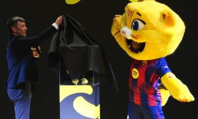 El FC Barcelona ha presentado el peluche de su mascota CAT, todo un fenómeno de masas.EFE