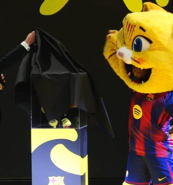 El FC Barcelona ha presentado el peluche de su mascota CAT, todo un fenómeno de masas.EFE